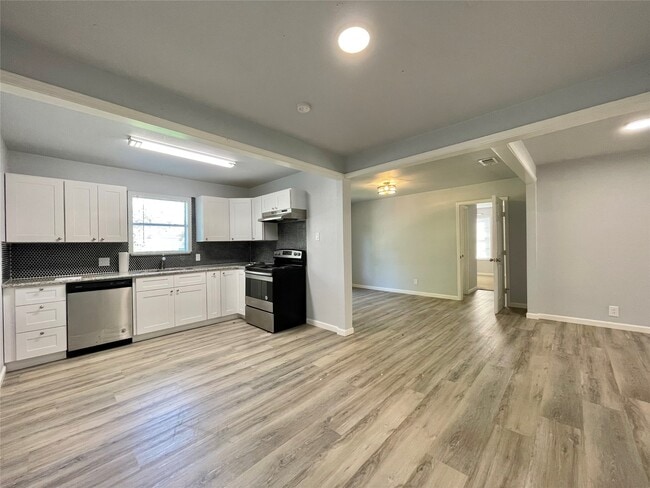 Building Photo - 150 Huisache St