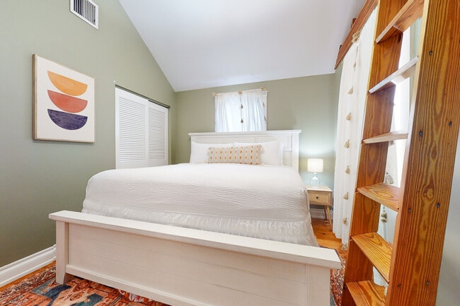 Building Photo - 1011 Howe St