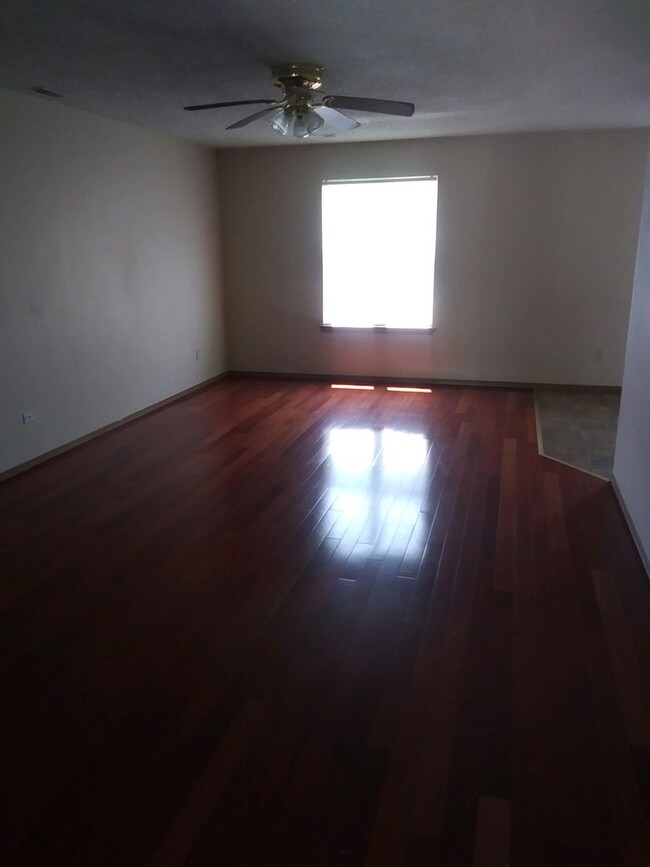 Building Photo - 3 bedroom, 1 1/2 bath townhouse in great l...