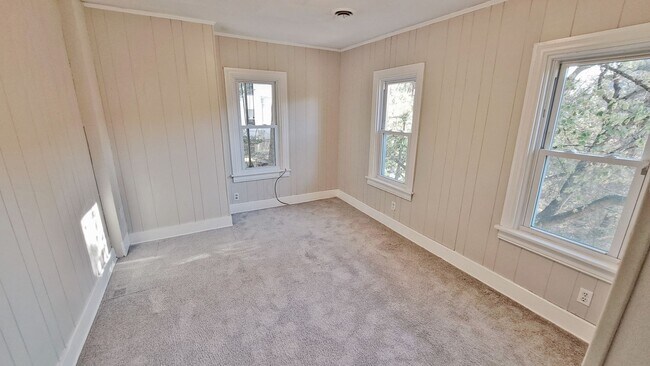 Building Photo - 3 Bed / 1 Bath Single Family Home