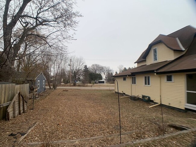 Building Photo - 3 BR/2 BA Single-Family Home With Lake Min...