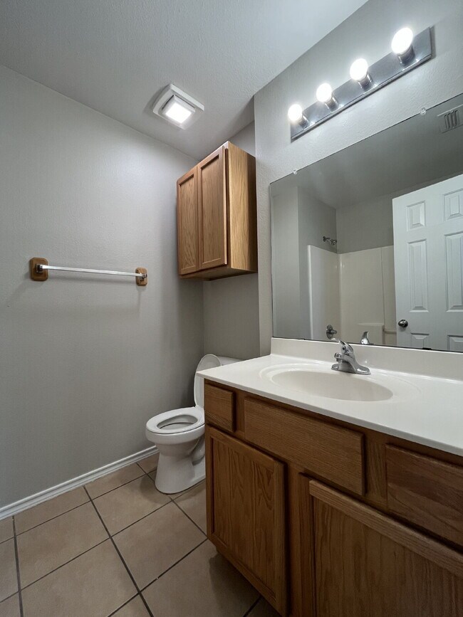 Building Photo - Pre-Leasing for Summer/Fall 2026 - Great 3/3/2 on quiet cul-de-sac street