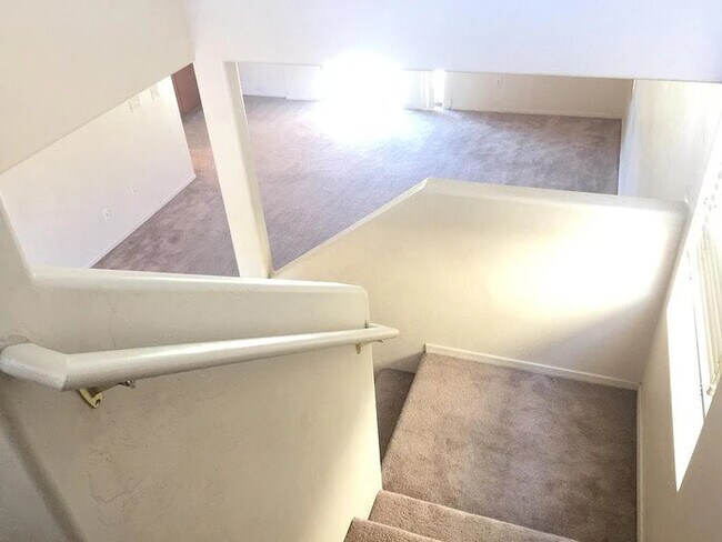 Building Photo - HOUSE FOR RENT