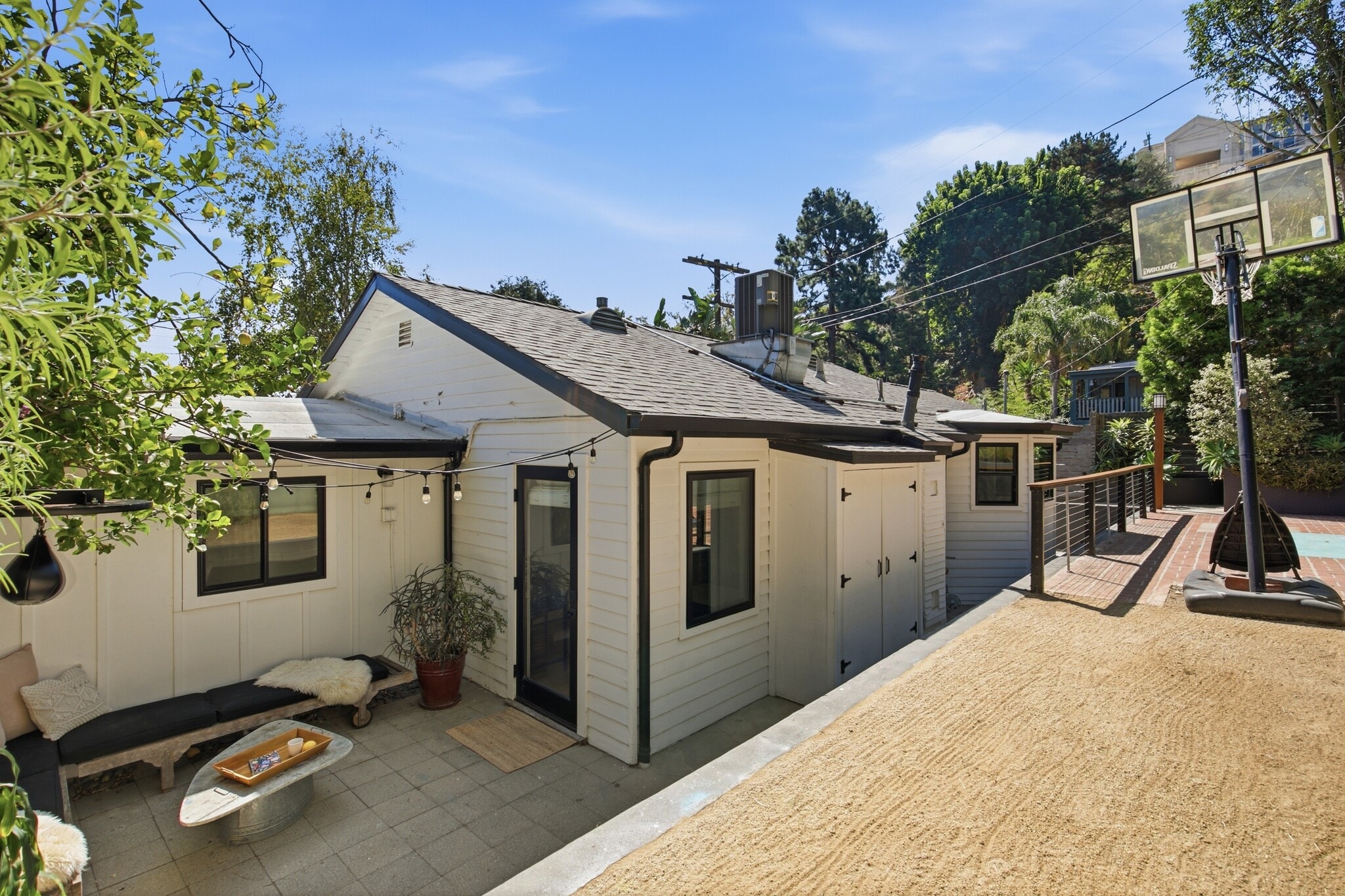 Building Photo - 8555 Walnut Dr
