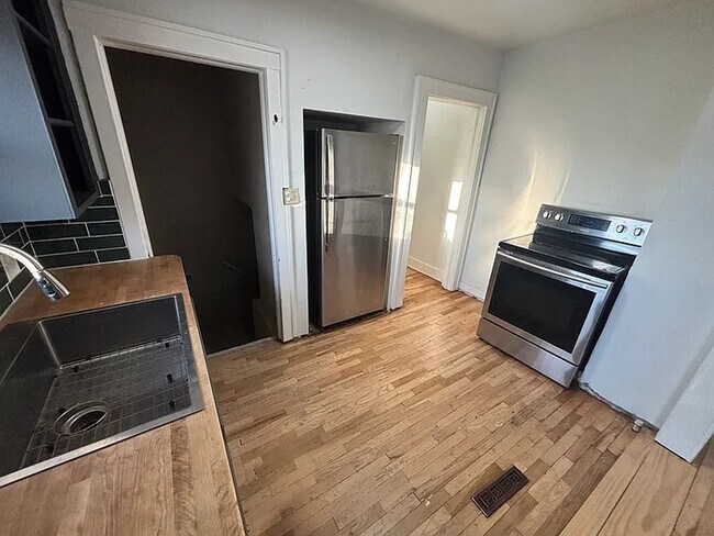 Building Photo - 635 N Chautauqua Ave