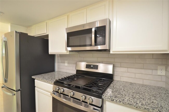 Building Photo - 2618 Foliage Green Dr