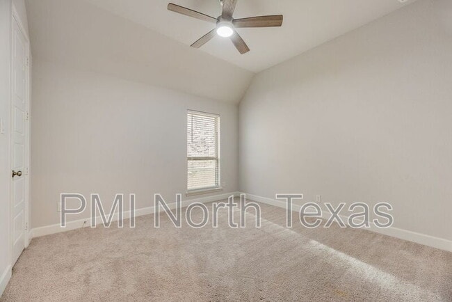 Building Photo - 332 Oak Hollow Way