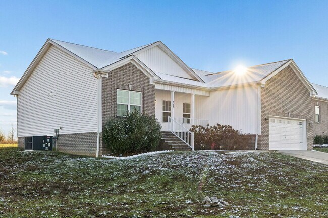 Building Photo - Quiet cut-de-sac living with country views!