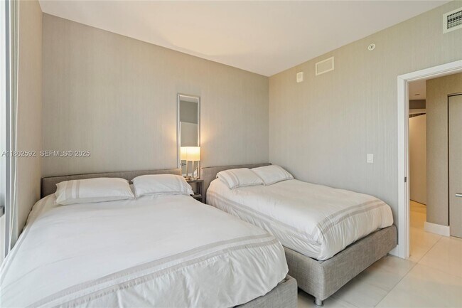 Building Photo - 16385 Biscayne Blvd