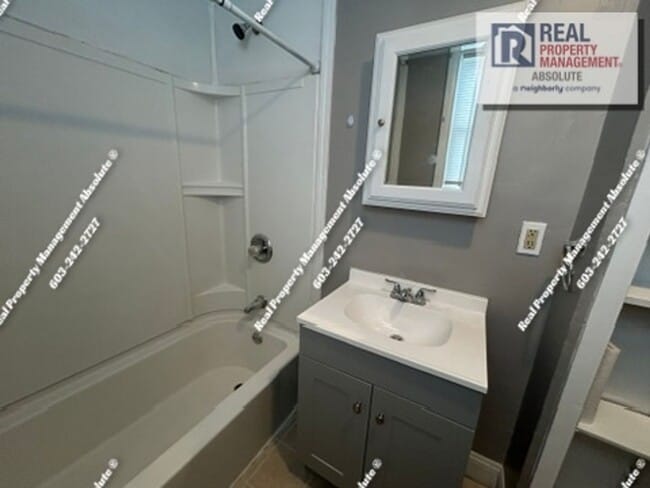 Building Photo - Large First-Floor 3BR Near Downtown Manchester