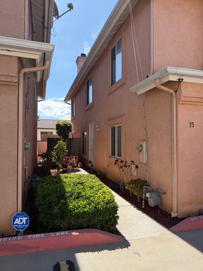 Building Photo - 547 Hart Dr
