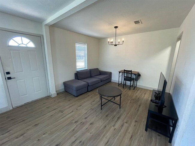 Building Photo - 411 Guyer St