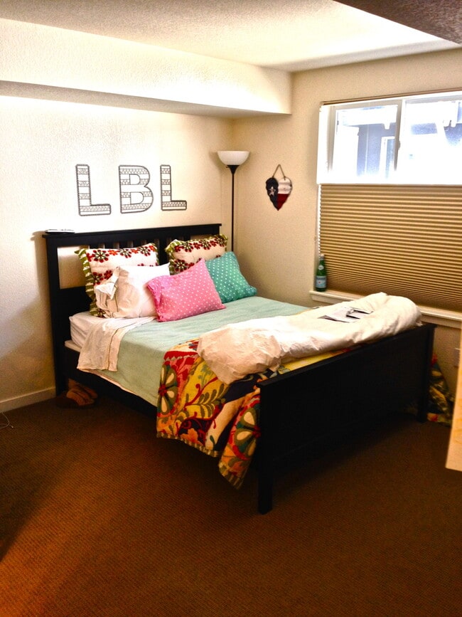 Building Photo - FALL PRE-LEASE! 2 Bedroom 2.5 Bathroom Loft In Landmark Lofts!  Walk To Campus.