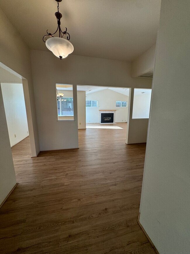 Building Photo - Not your ordinary rental! Pool! Kitchen ai...