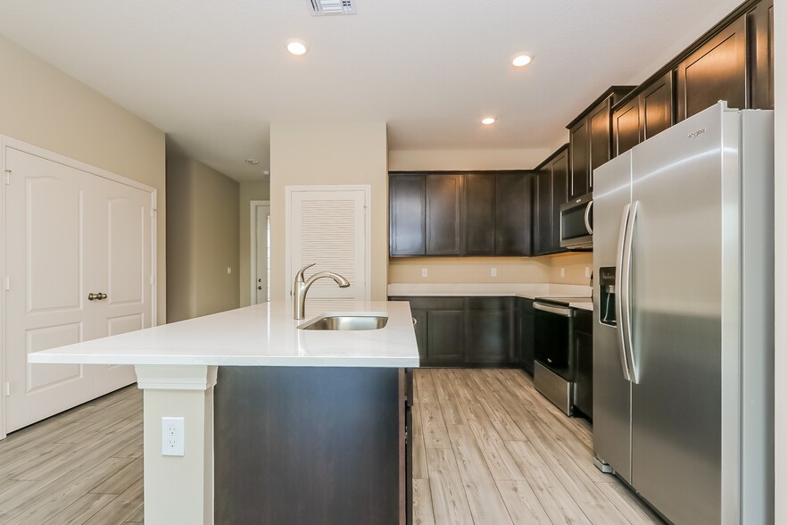 Building Photo - 1723 Party Pl