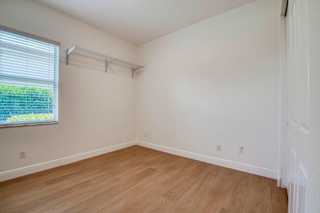 Building Photo - 172 Manor Cir