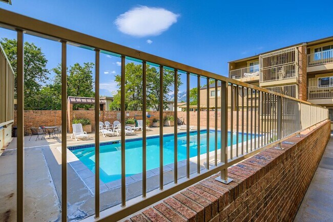Building Photo - Move-In Ready 1-Bed Near Campus ***Applica...