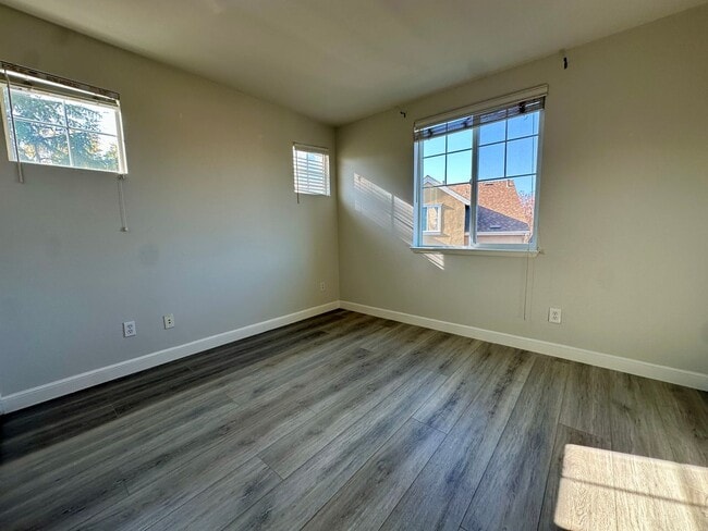 Building Photo - STYLISH SPACES FACING A GREENBELT DETACHED HOME | BLOCKS FROM EVERYTHING