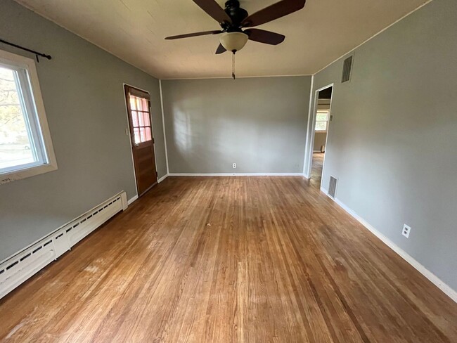 Building Photo - AVAILABLE May - 2 Bed 1 Bath Wooded Back Yard