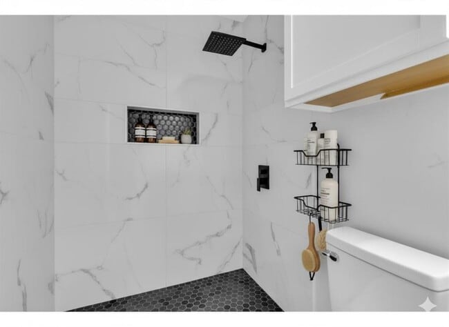 Building Photo - 544 N Elm Ave