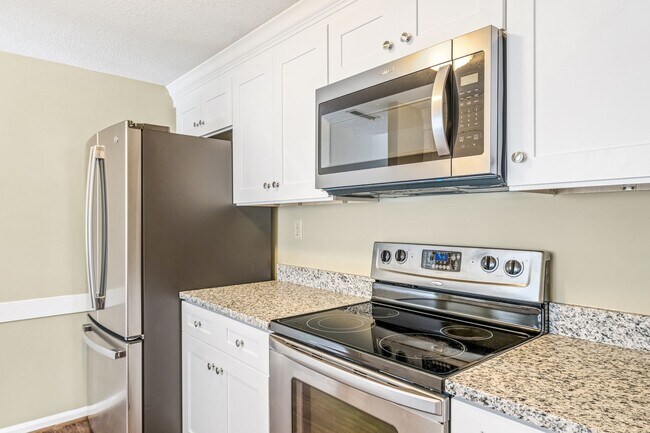 Building Photo - Newly Updated Park Place Townhome in Green...