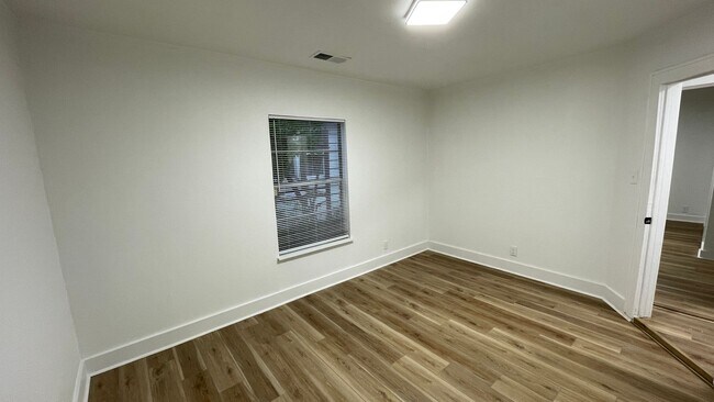 Building Photo - 609 Cox St