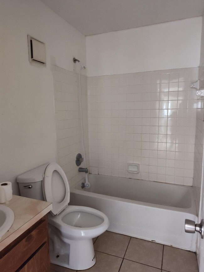 Building Photo - Welcome to Silver Springs Shores–Plaza Rid...