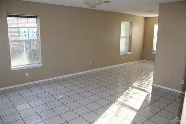 Building Photo - 12 Ashley Dr