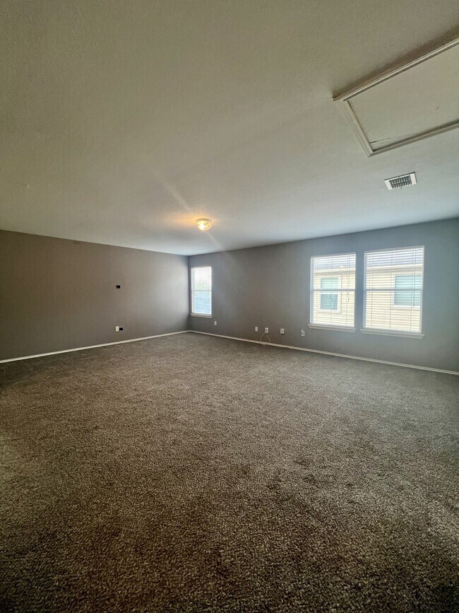 Building Photo - 9411 Rainbow Creek