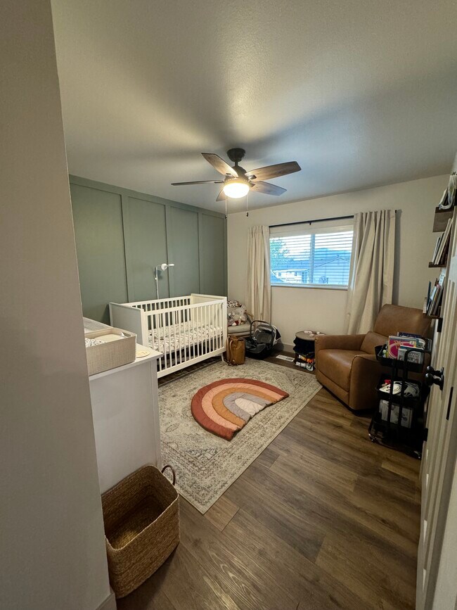 Upstairs bedroom - 8717 S Royal Crest Dr