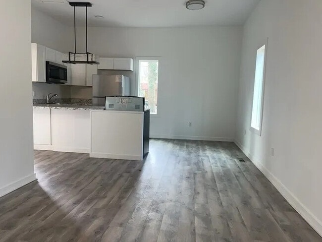 Building Photo - 3 Bedroom 2 Bathroom