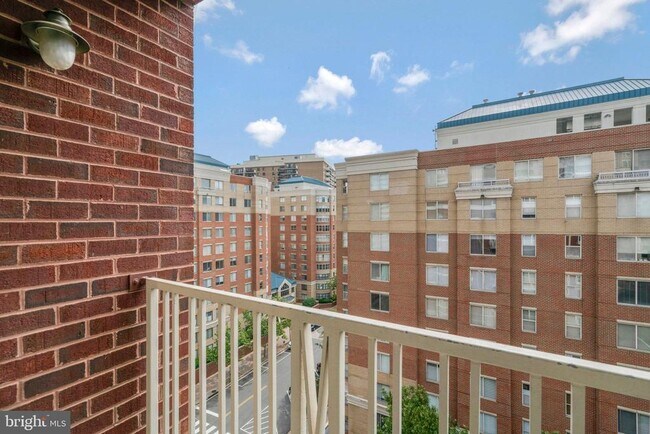 Building Photo - 880 N Pollard St