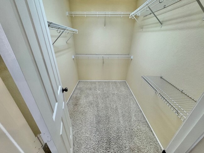 Building Photo - Beautiful 3 bedroom/2.5 bath home in great neighborhood