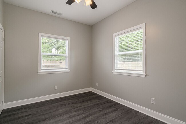 Building Photo - 806 Longfield Ave