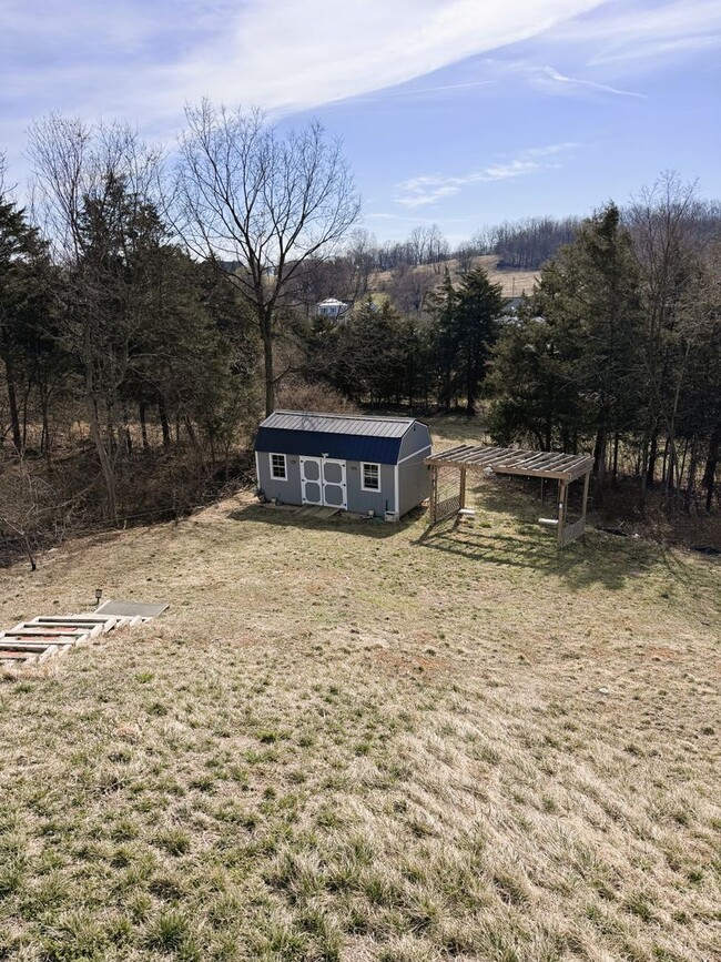 Building Photo - Single Family Home in Broadway