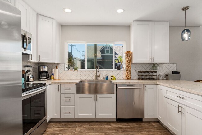 Building Photo - Fully furnished- North Mission 2 bed 2.5 baths - 6 houses from the beach.