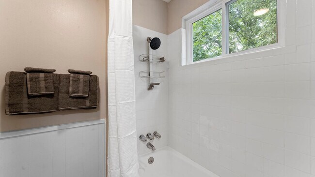 Building Photo - 6816 1/2 Great Northern Blvd