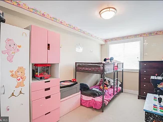 Building Photo - Amazing 2 bedroom/ 1 Bathroom unit with plenty natural light