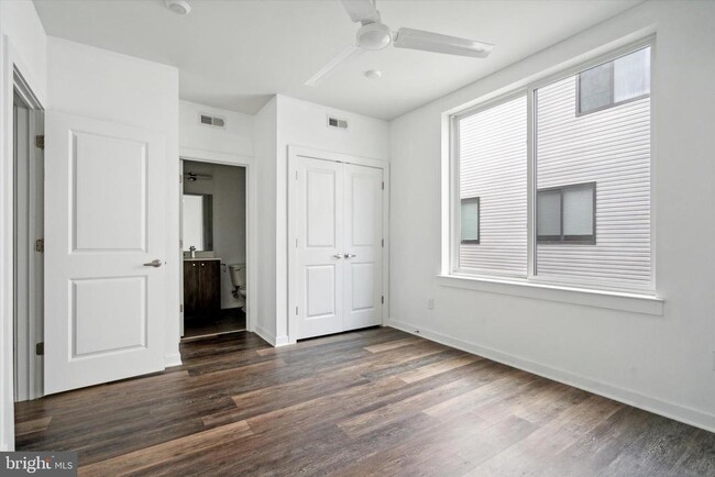 Building Photo - 4217 Chestnut St