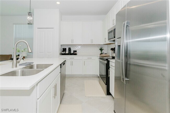 Building Photo - 15275 Grn Acrs Ave