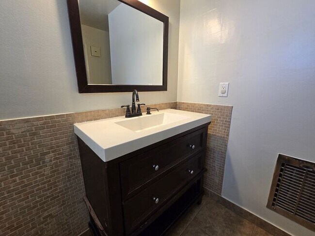 Building Photo - New Listing!