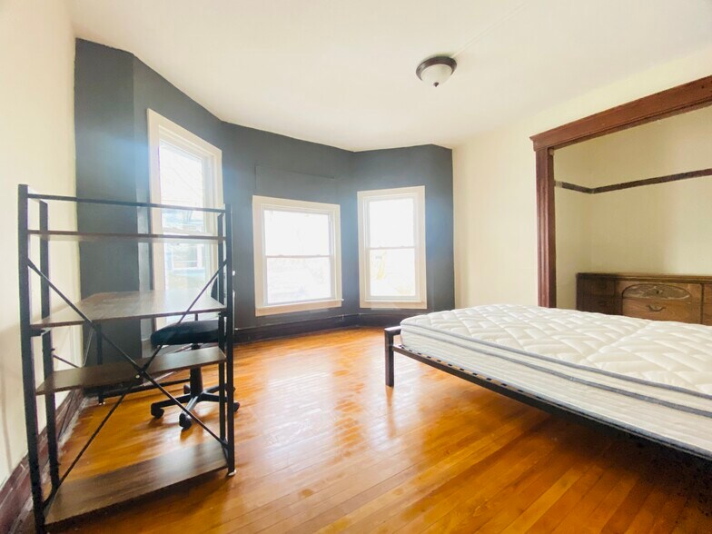 Building Photo - 1337 Madison St