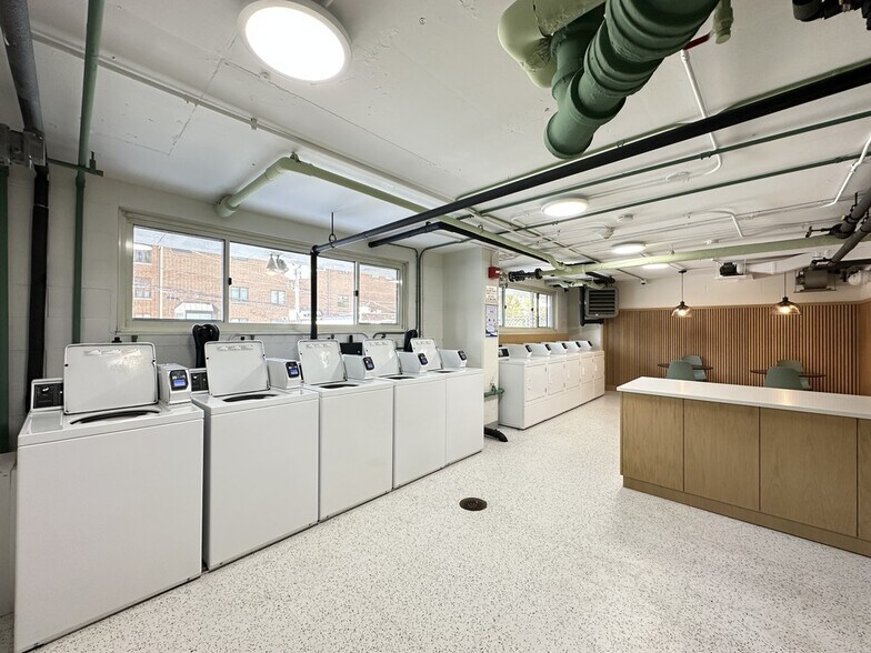 Building Photo - 1350 N Dearborn St