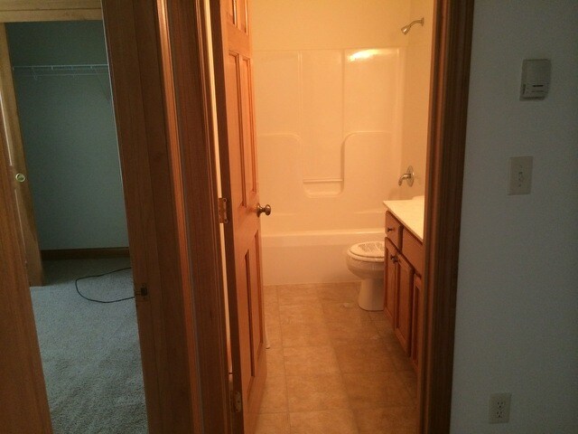 Full bath - 2251 Shamrock Ln