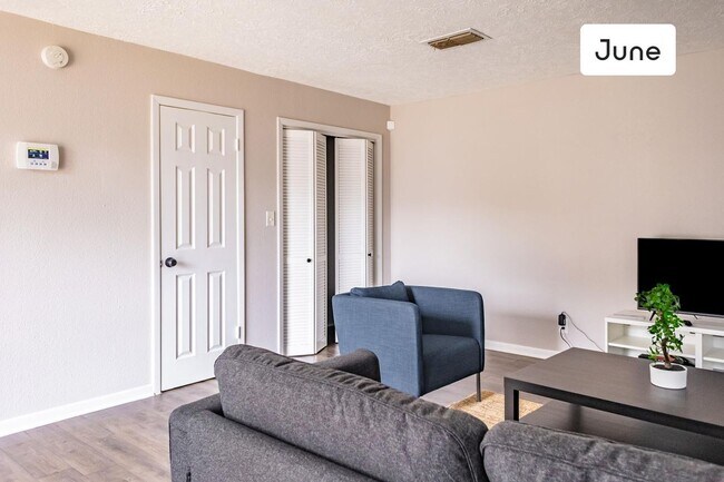 Building Photo - ROOM ONLY in 4-bed/2.0-bath Home