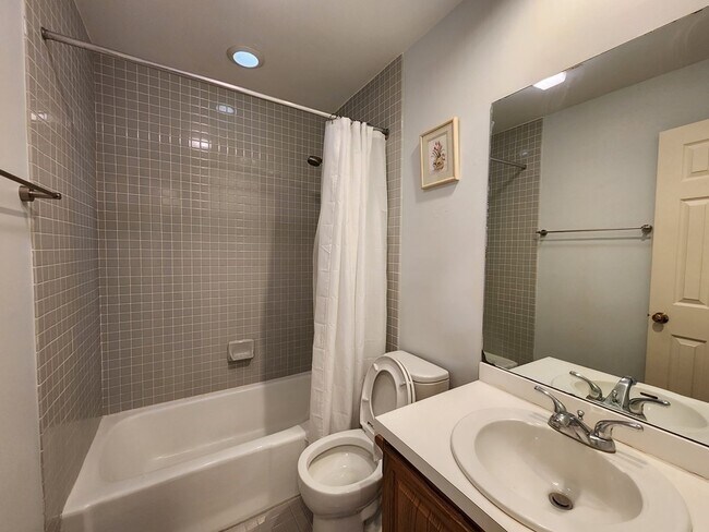 Building Photo - 10 Weston Ave