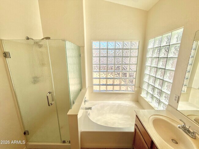 Building Photo - 13896 W Wilshire Dr