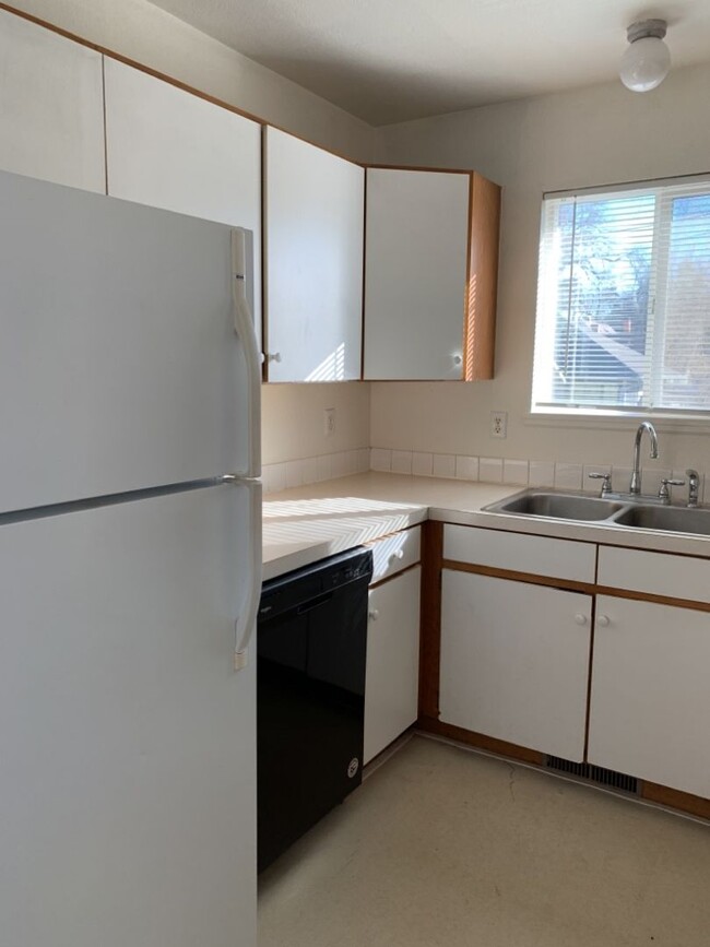 Building Photo - STUDENTS WELCOME! 4 Bed 2 Bath House 1 Blo...