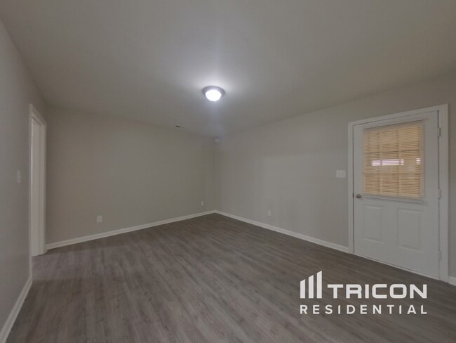 Building Photo - 5423 River Falls Dr