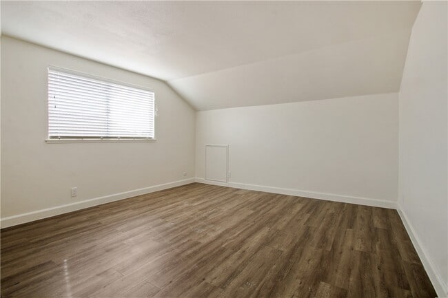 Building Photo - 8062 Woodglen Cir